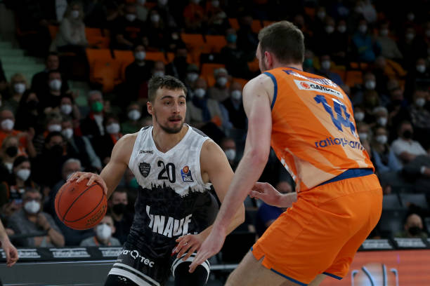 纳的比赛中 纳的比赛中